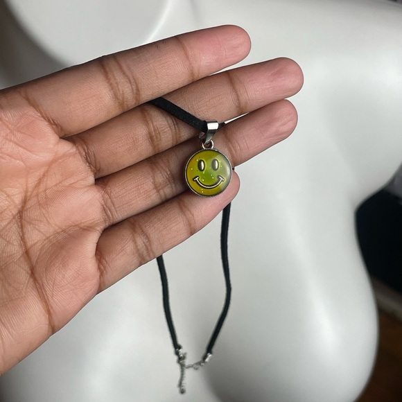 Mood-Changing Smiley Pendant Necklace - Picture 2 of 3